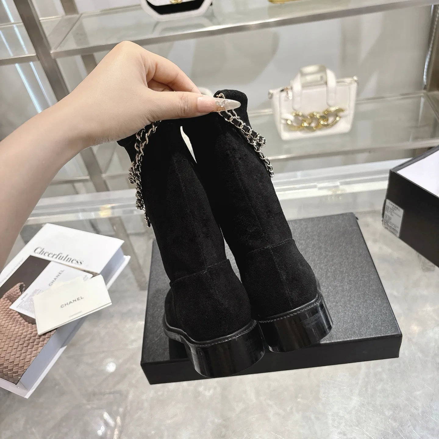 👟👟Ex-factory price 580👟👟 (Top version) CHANEL Chanel* Xiaoxiang new autumn and winter letter knight boots. This knight boot is really a representative of handsome fashion. The boots are embellished with Chanel letters, low-key yet luxurious! Simple, fashionable, individual and grand! The natural and smooth beauty has a beauty that is stunning in time. You should also show off your long legs in winter ~ Upper: imported calfskin Lining: water-dyed cowhide lining Heel height: about 3cm Size: 35-39 (40, 41 customization is not returnable)